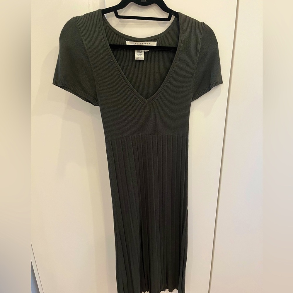 Max Studio Short Sleeved Ribbed Knit Dress in Green - Size Medium
